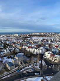 Vue de la cathédrale sur l’hôtel vers la gauche, les bâtiments colorés