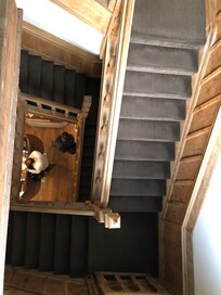 Stairs to 2nd floor (no elevator)