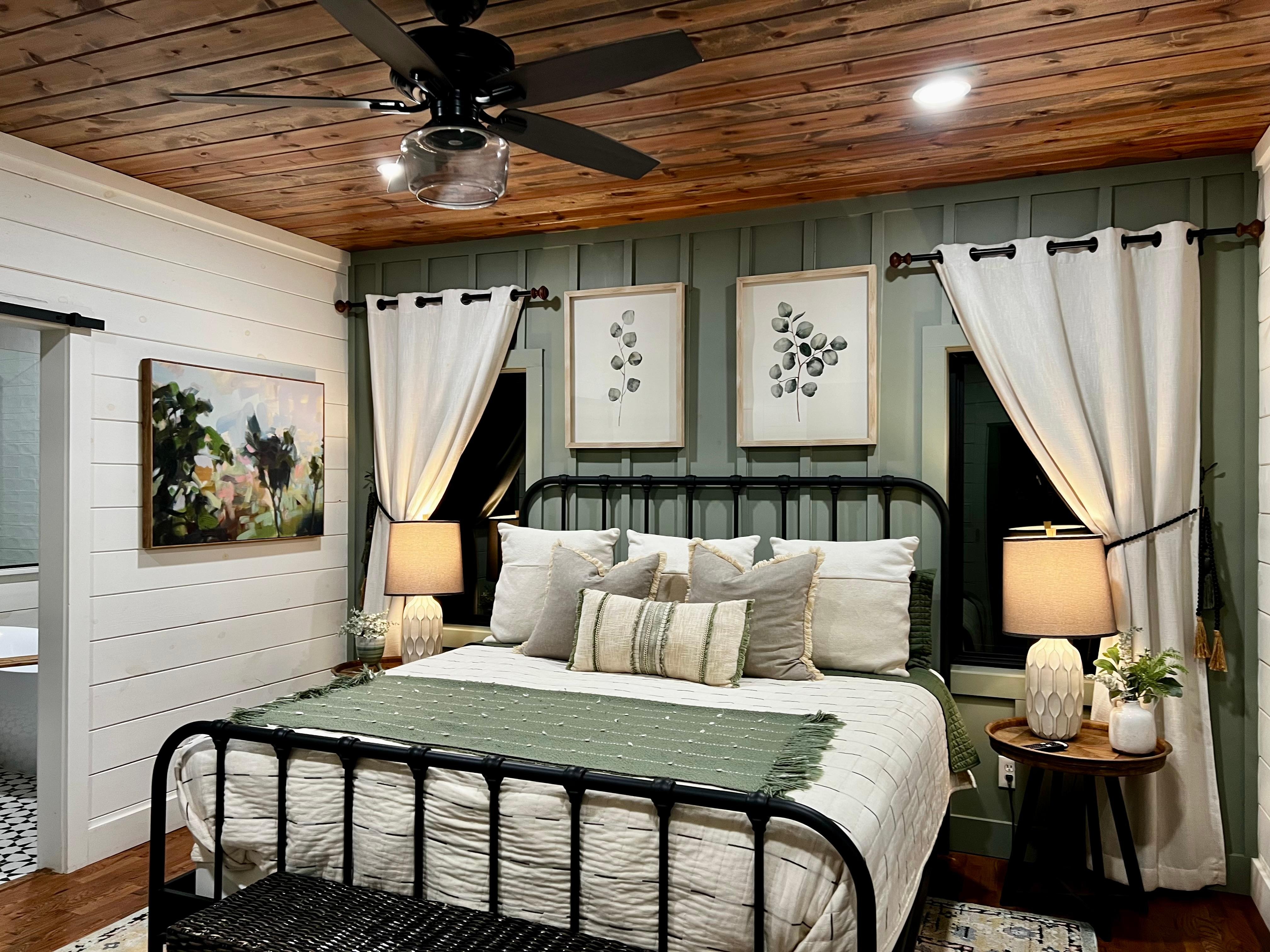 Bedroom with king size bed 