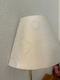Verdreckte Lampenschirme am Bett