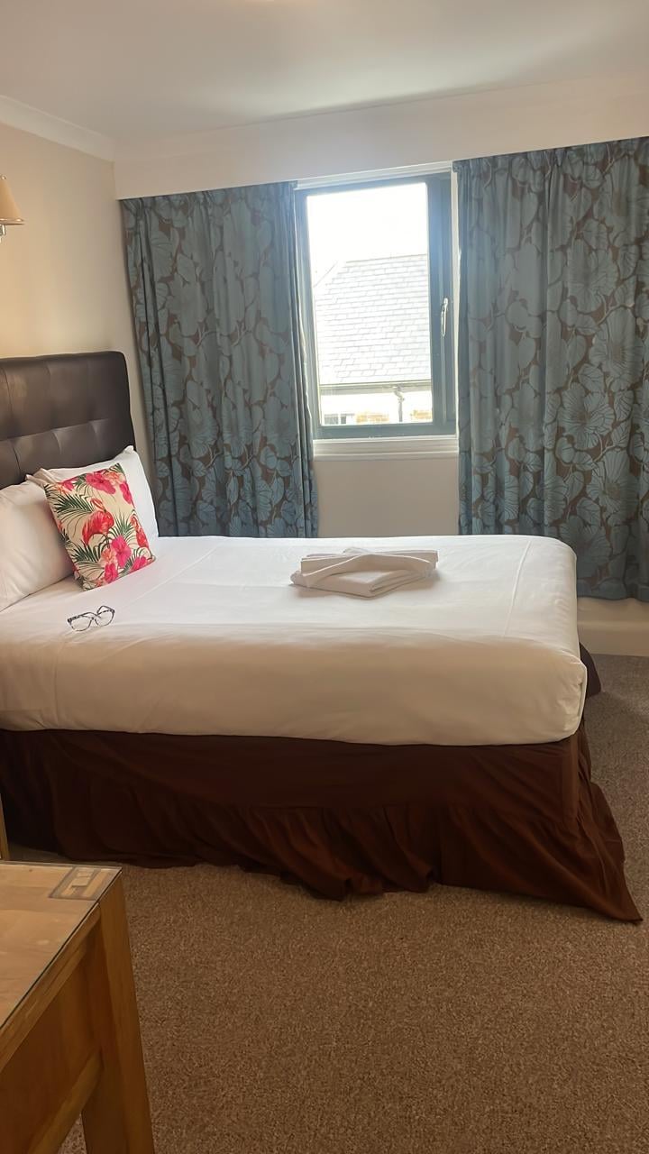 La habitación, muy iluminada y aunque está en una calle principal no hay ruido en la noche