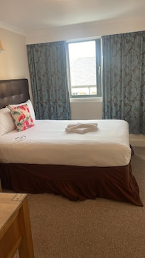 La habitación, muy iluminada y aunque está en una calle principal no hay ruido en la noche