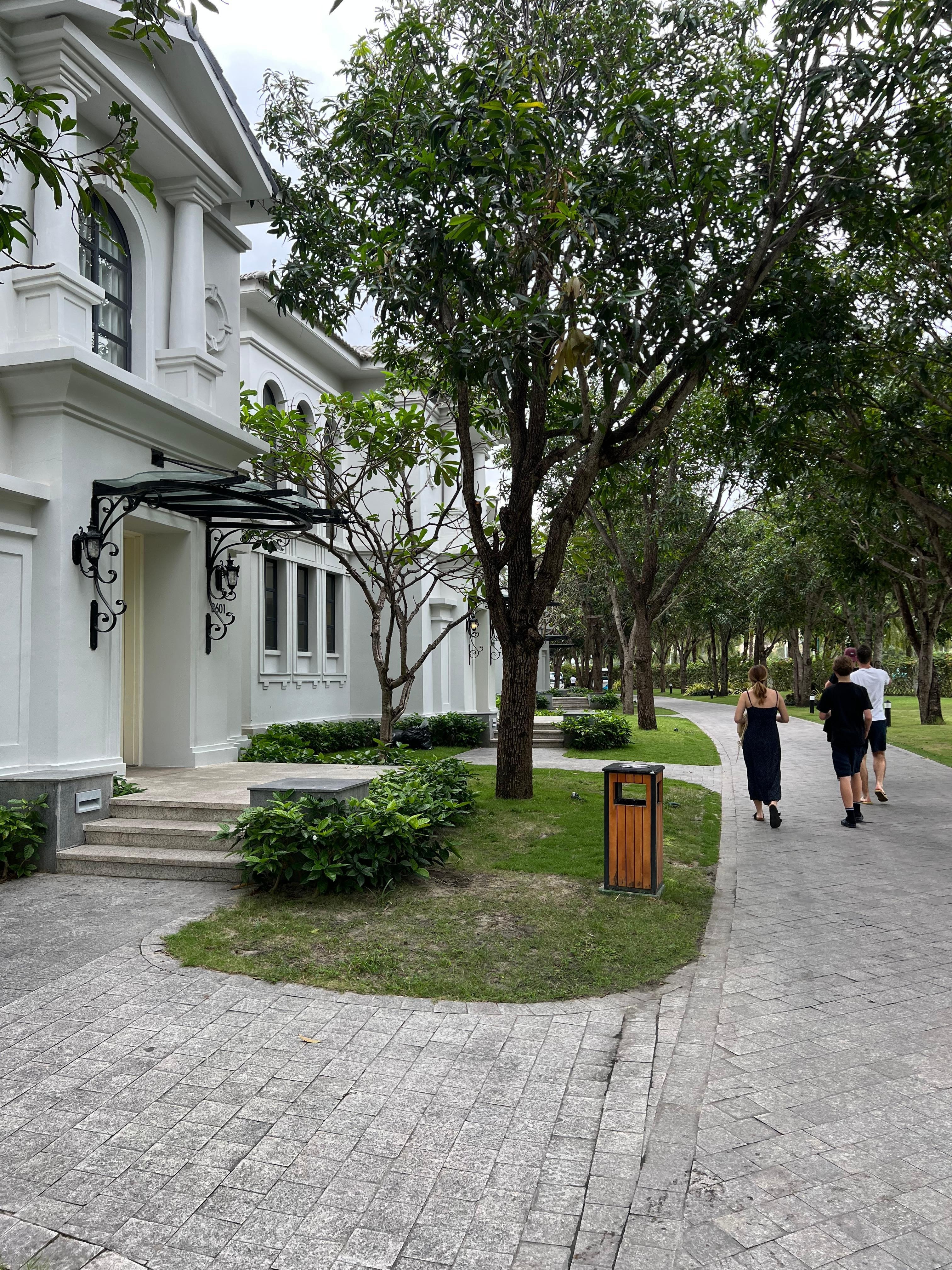 Majoitus tapahtuu erillistaloissa, joissa on pieni piha ja oma pool