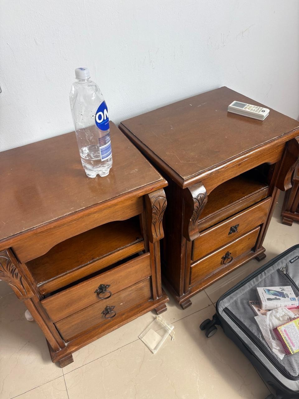 Mesas de noche las gavetas no se abren.