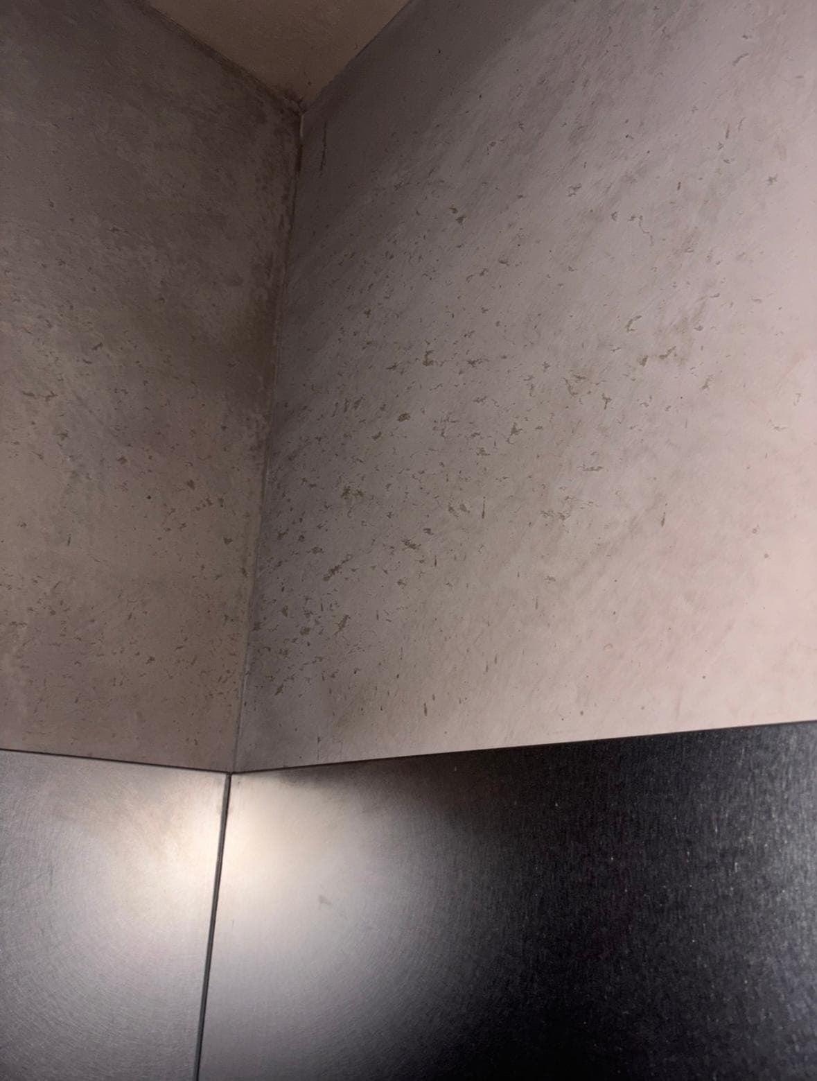 壁にも無数の埃、拡大して  みてください