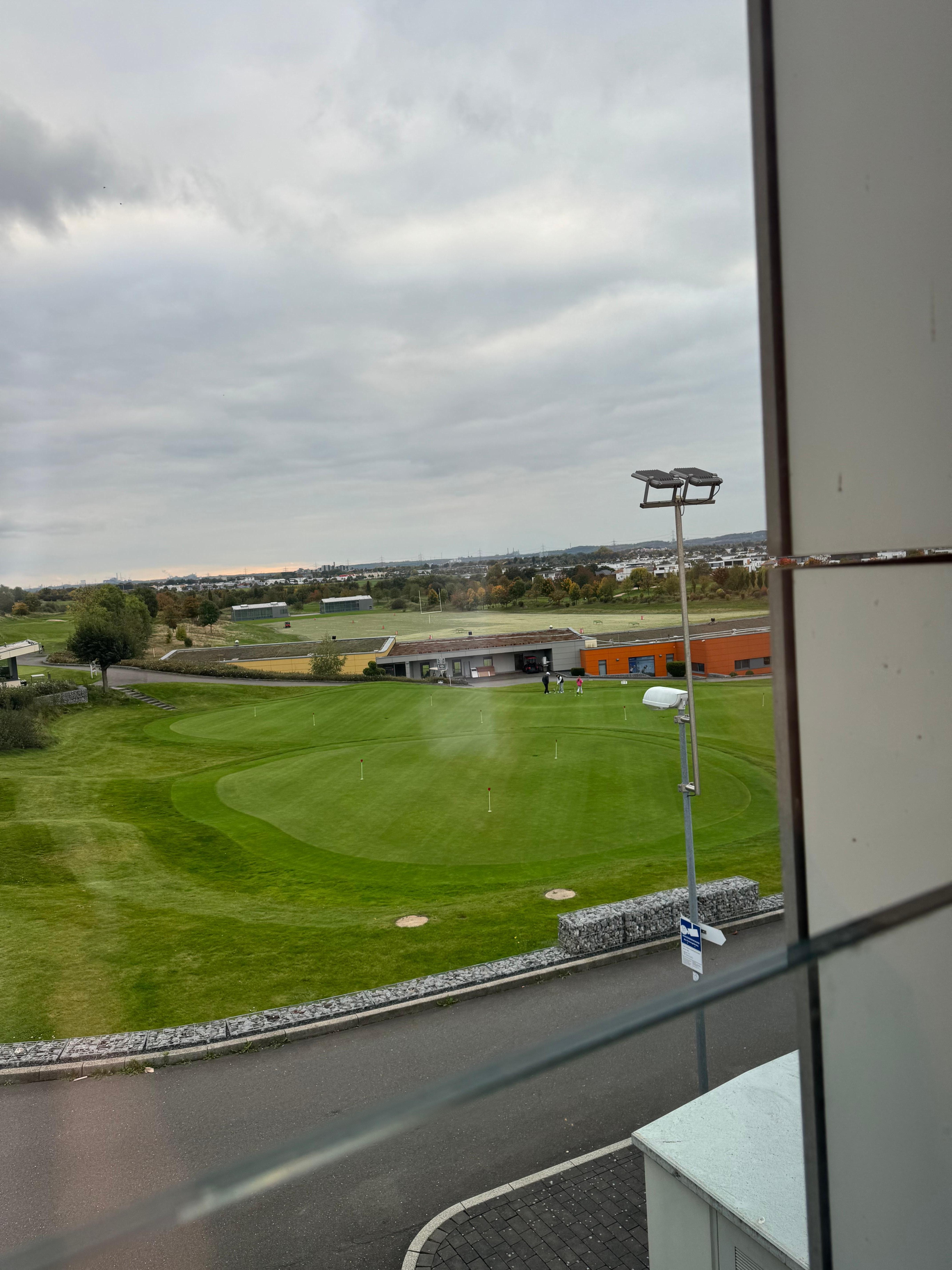 Nice view von der Vorderseite der Zimmer auf dem Golfspielplatz. Mein Zimmer ist im hinteren Bereich gewesen, mit Blick auf Parkplatz 🅿️ 