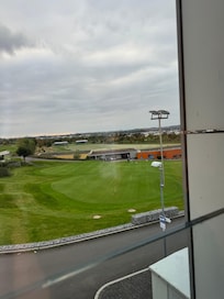 Nice view von der Vorderseite der Zimmer auf dem Golfspielplatz. Mein Zimmer ist im hinteren Bereich gewesen, mit Blick auf Parkplatz 🅿️