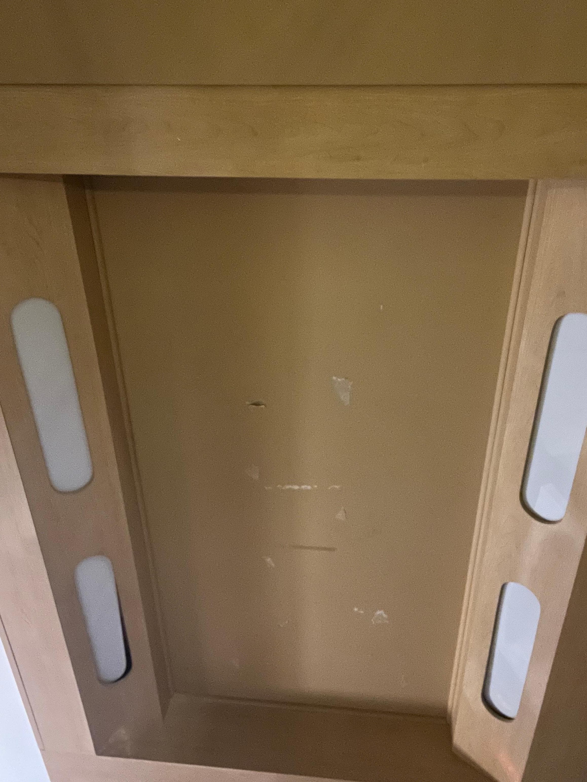 Where the mirror supposed to be with lights off 