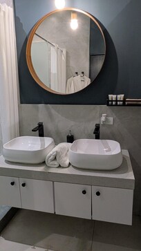 bathroom for room 13 (across the hall)