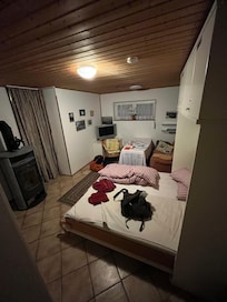 Das untere Schlafzimmer, hinter dem Vorhang befindet sich die Waschküche. Das Zimmer hat ein eigenes Duschbad und ist abschließbar.