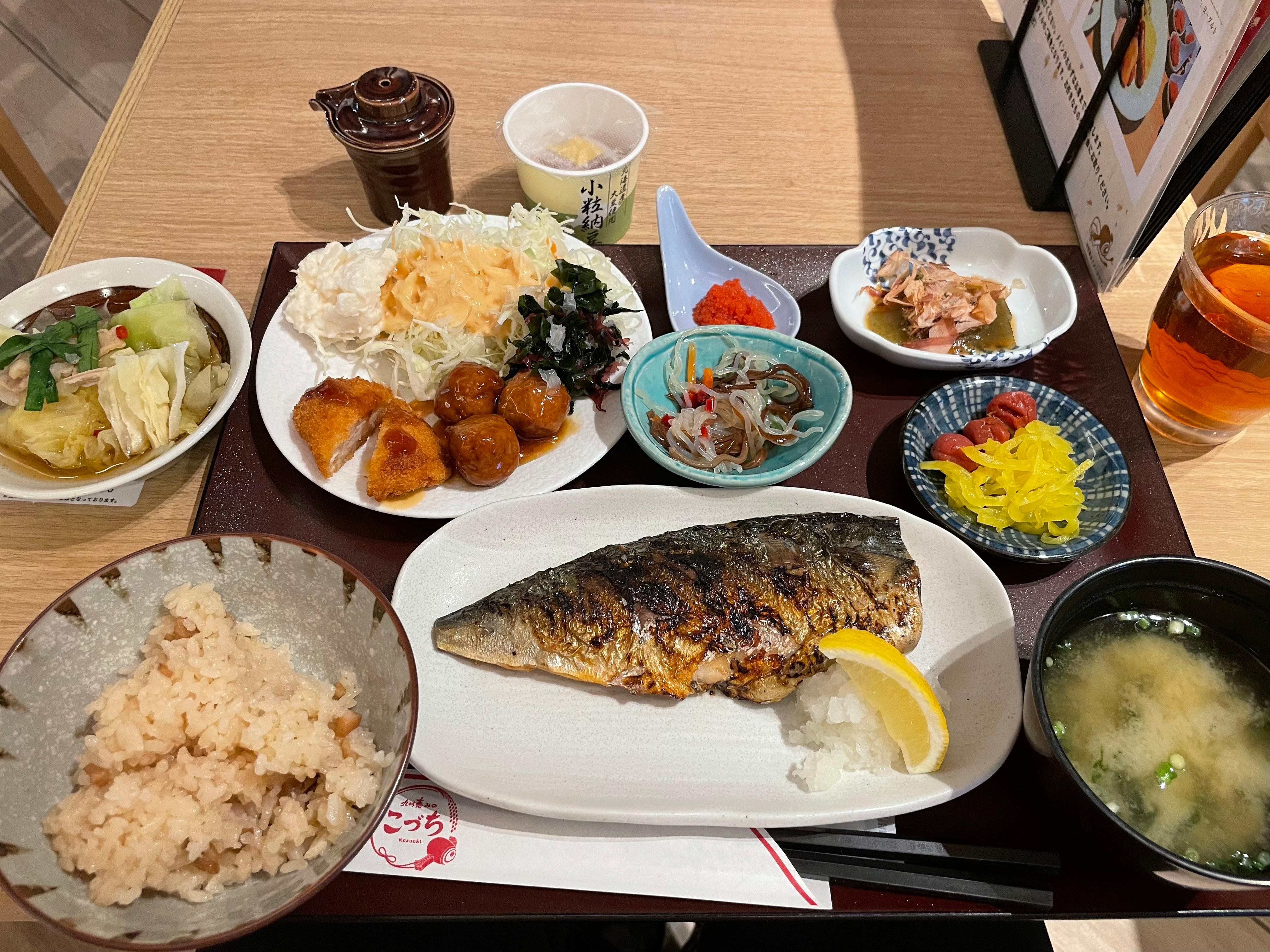 朝食メイン：和食(塩鯖と器に入ったもつ鍋)