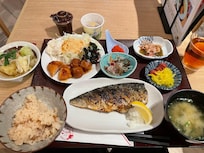 朝食メイン:和食(塩鯖と器に入ったもつ鍋)