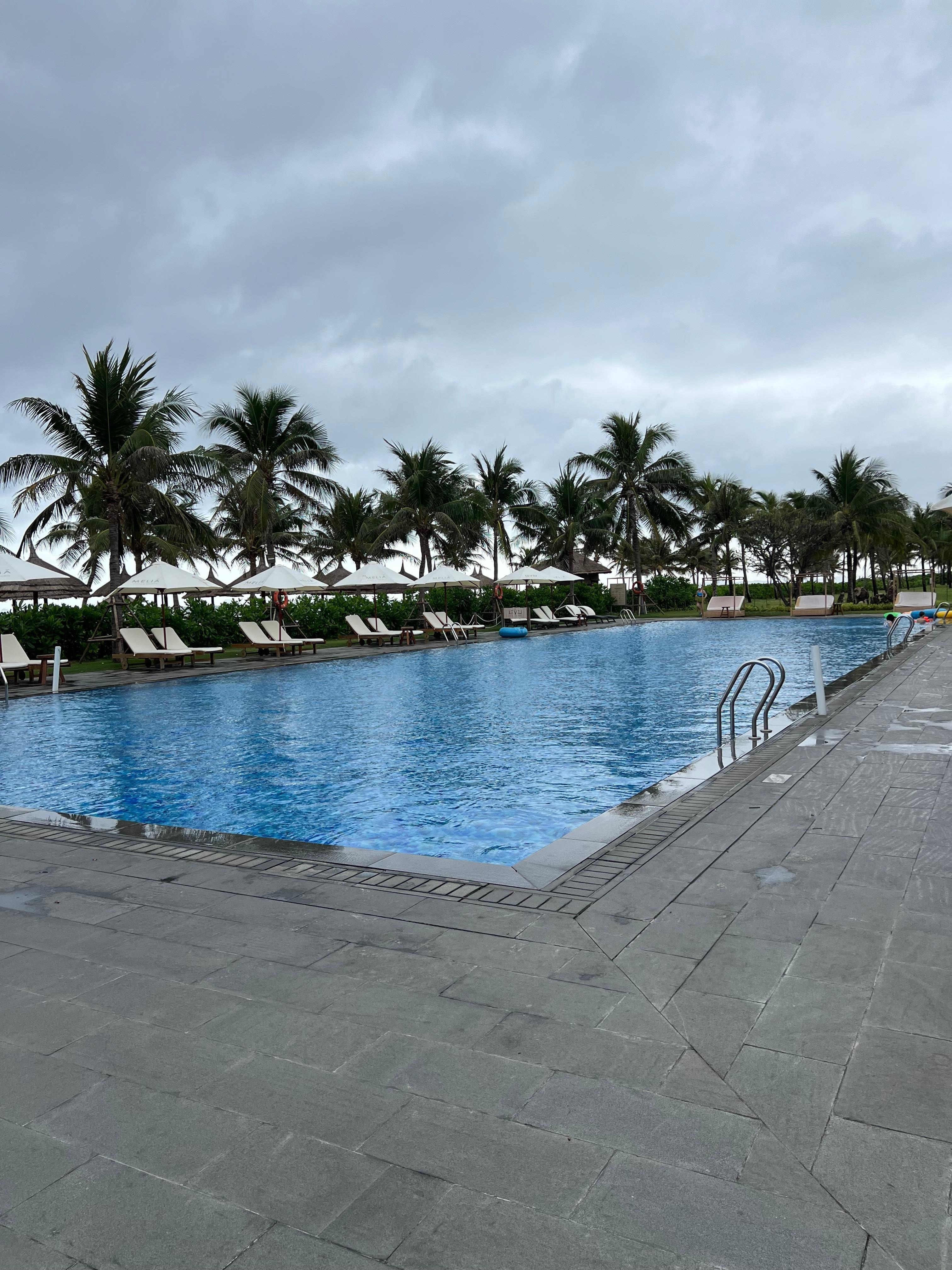 Yhteinen pool lähellä rantaa ravintolan vieressä