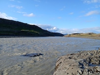Der Gletscherfluss führt Gesteinsmaterial (Abrieb) mit sich.
