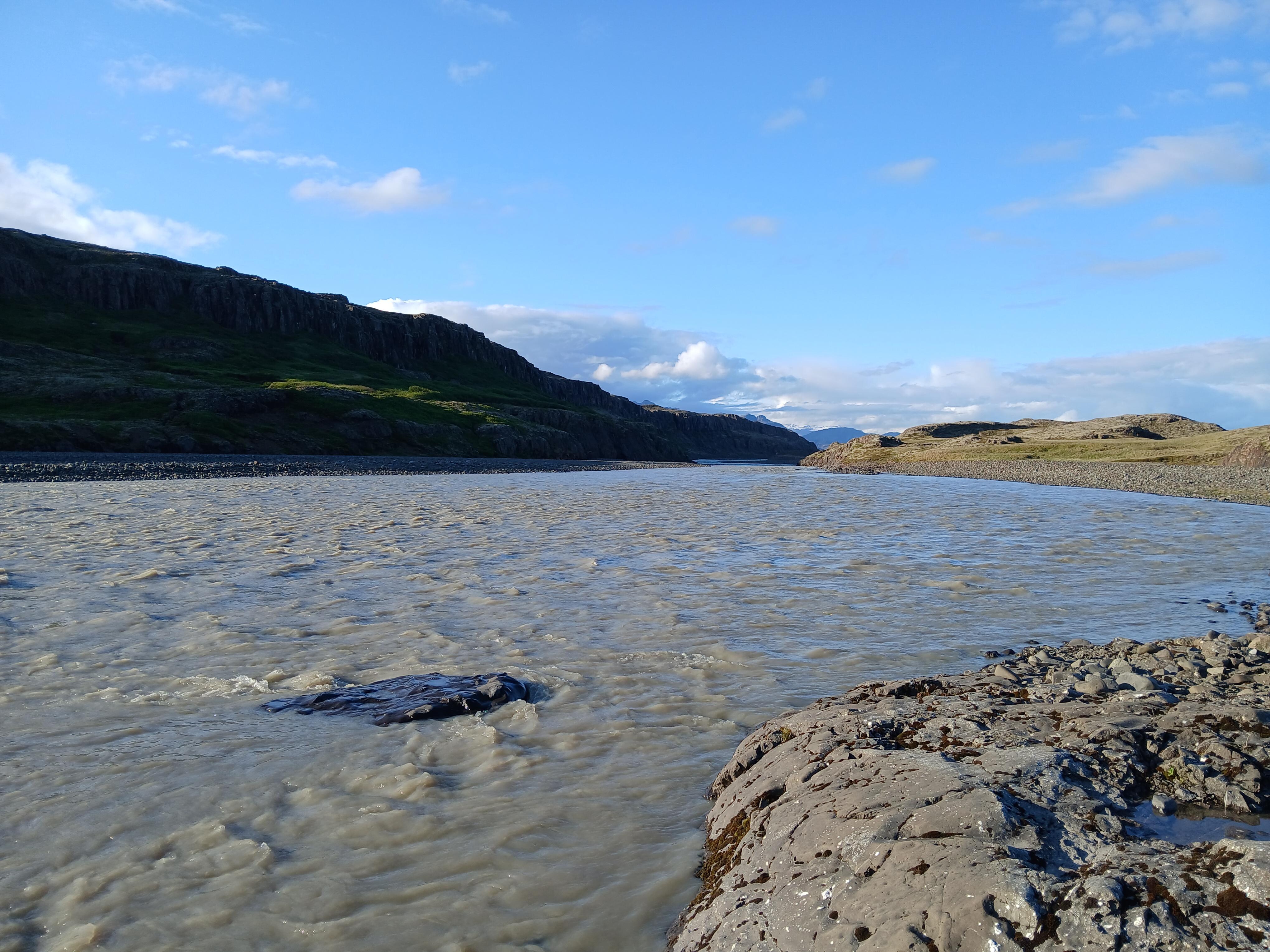 Der Gletscherfluss führt Gesteinsmaterial (Abrieb) mit sich.