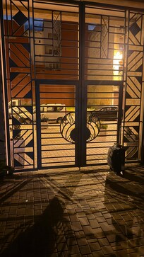 Downstairs gate locked at 6:30 am with no doorman in sight. Property manager failed to tell us there was a button to let ourselves out. Rattled off the code to the outdoor keypad which cannot be reached from inside.