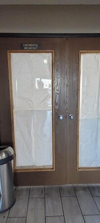 La salle où aurait dû se tenir le petit-déjeuner.