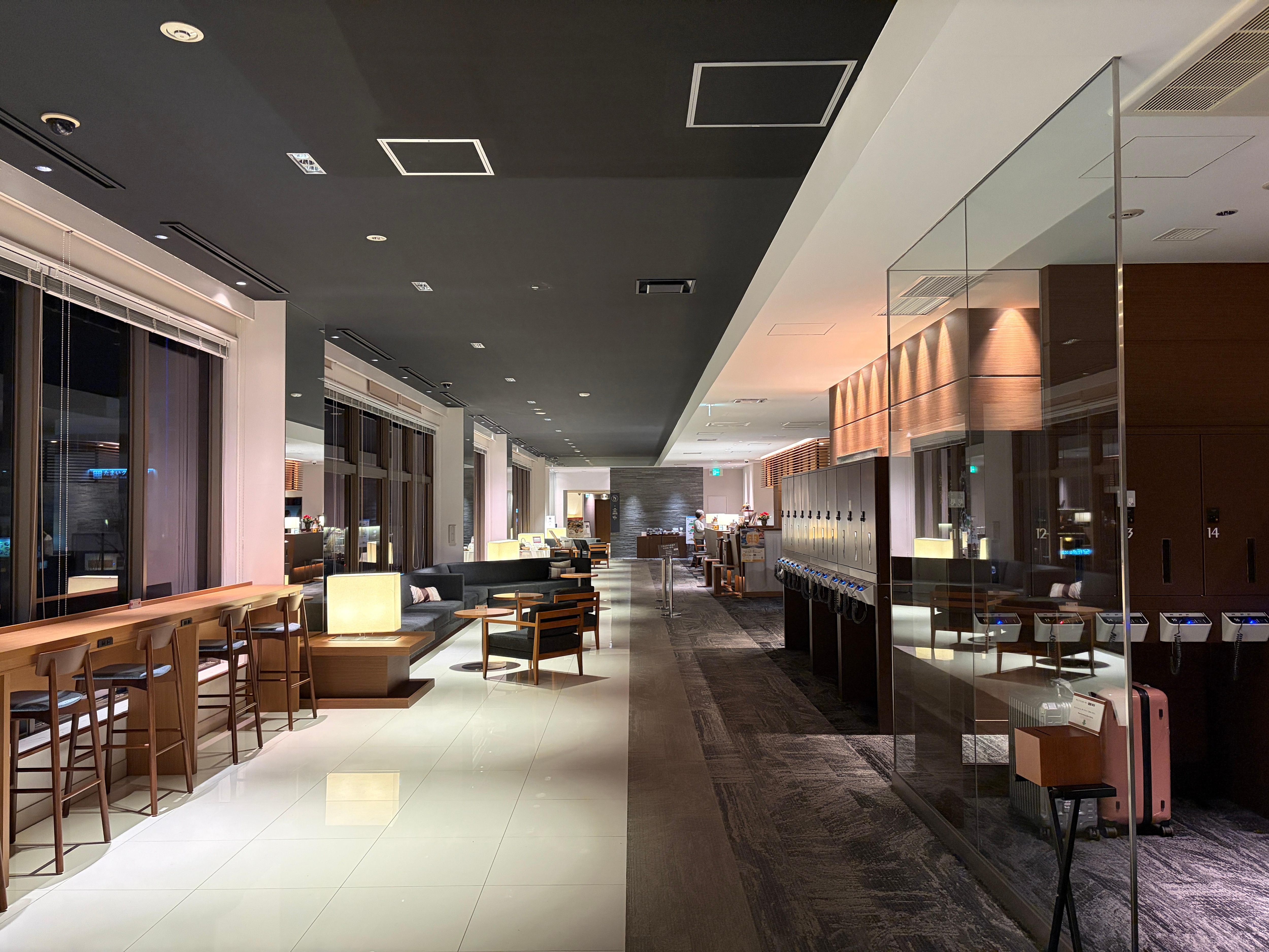 乾淨的大廳，因為離月台很近，可以在這等車。