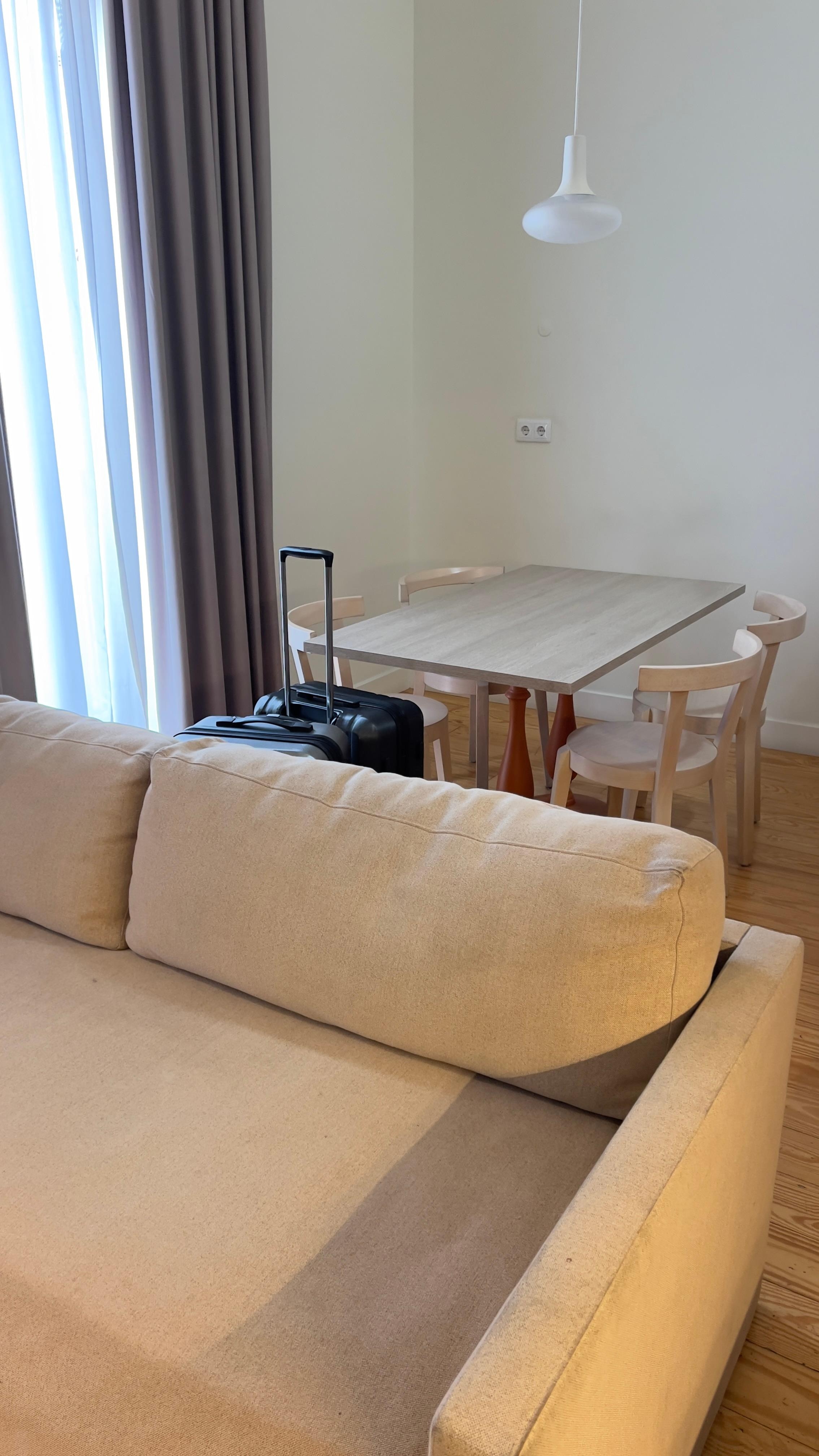 Schlafcouch und Essbereich