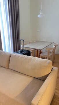 Schlafcouch und Essbereich