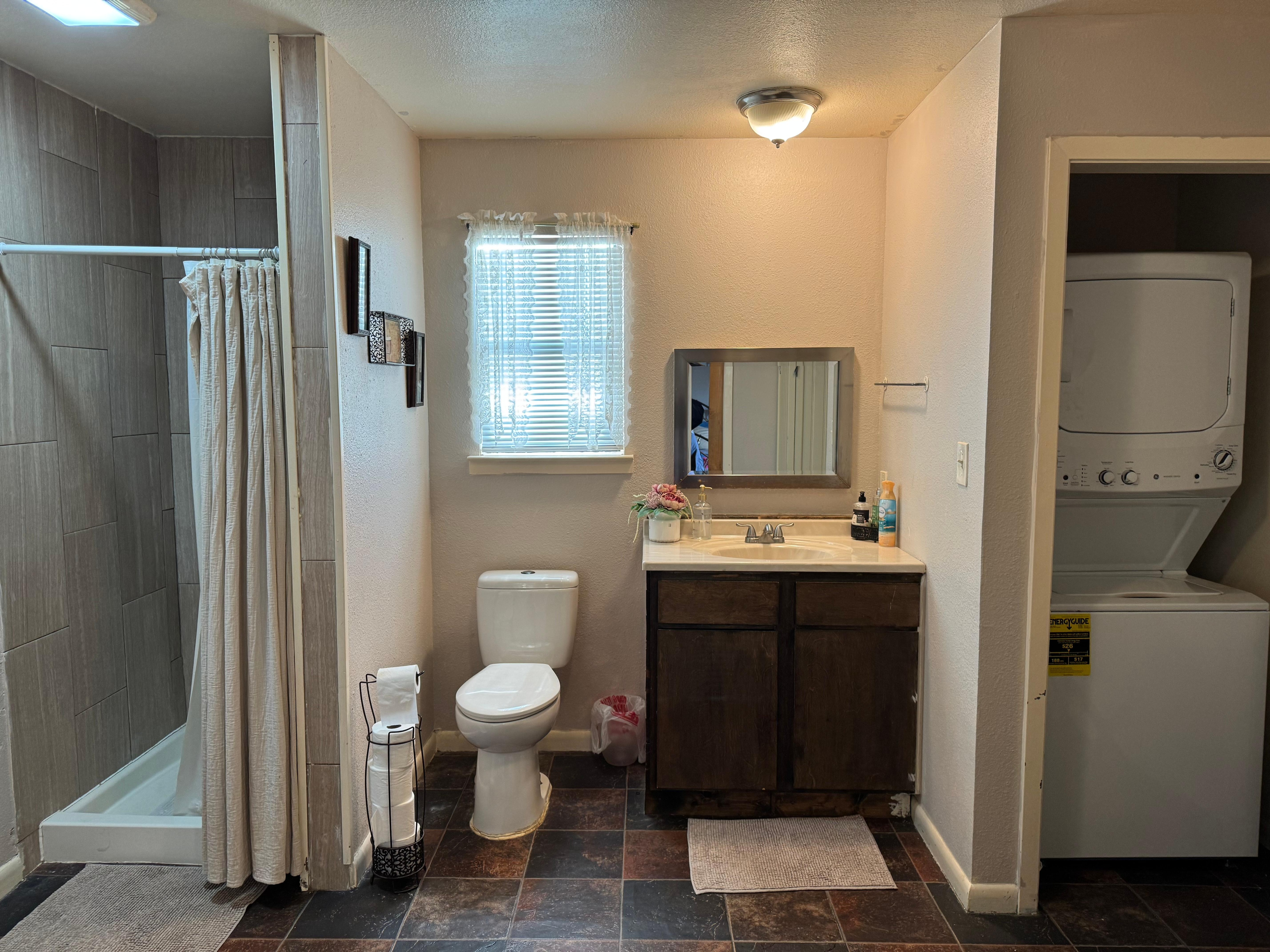 Large bathroom with shower-good water pressure