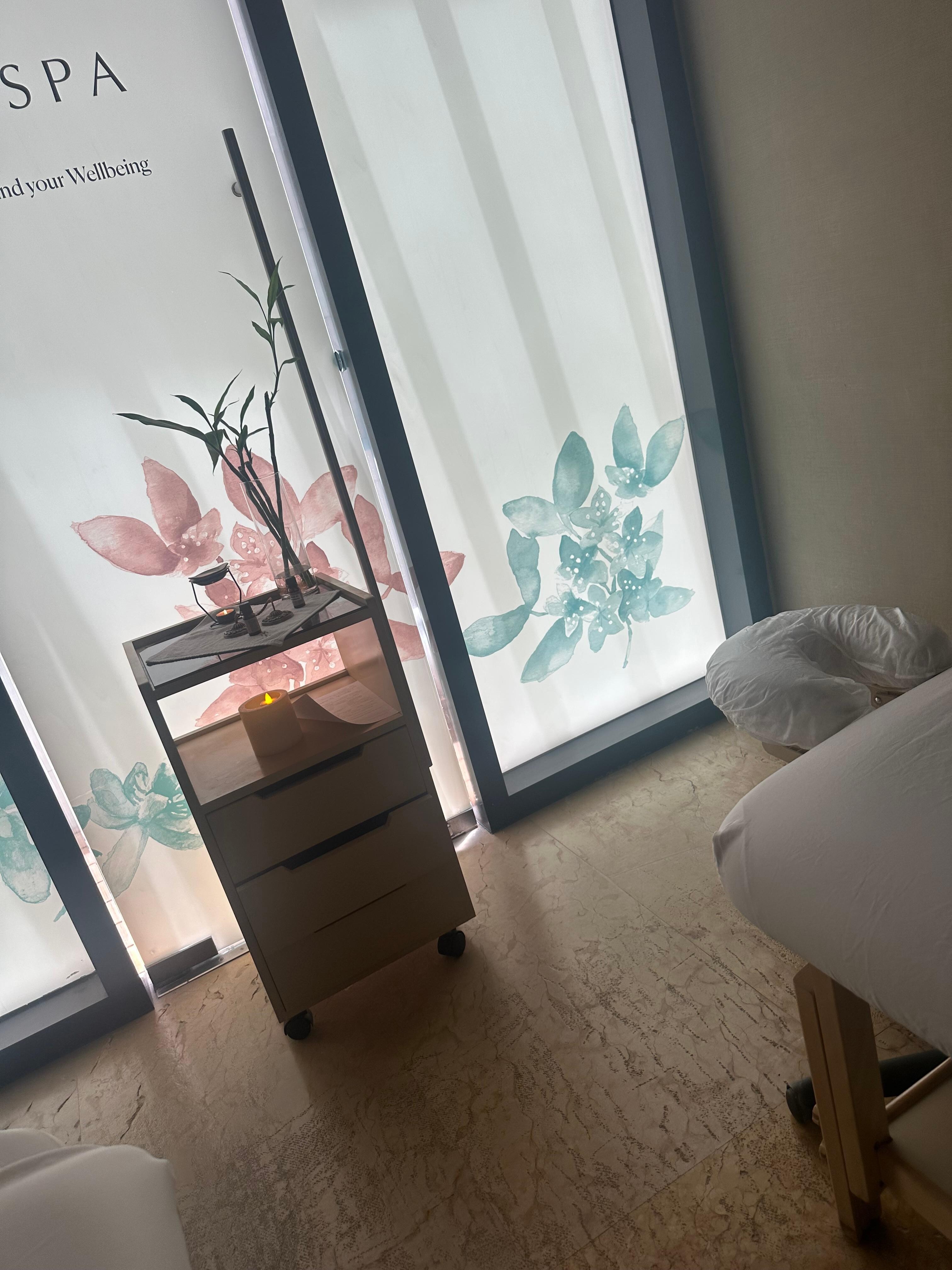 Tienes que tomar un masaje el spa buenisimo. 