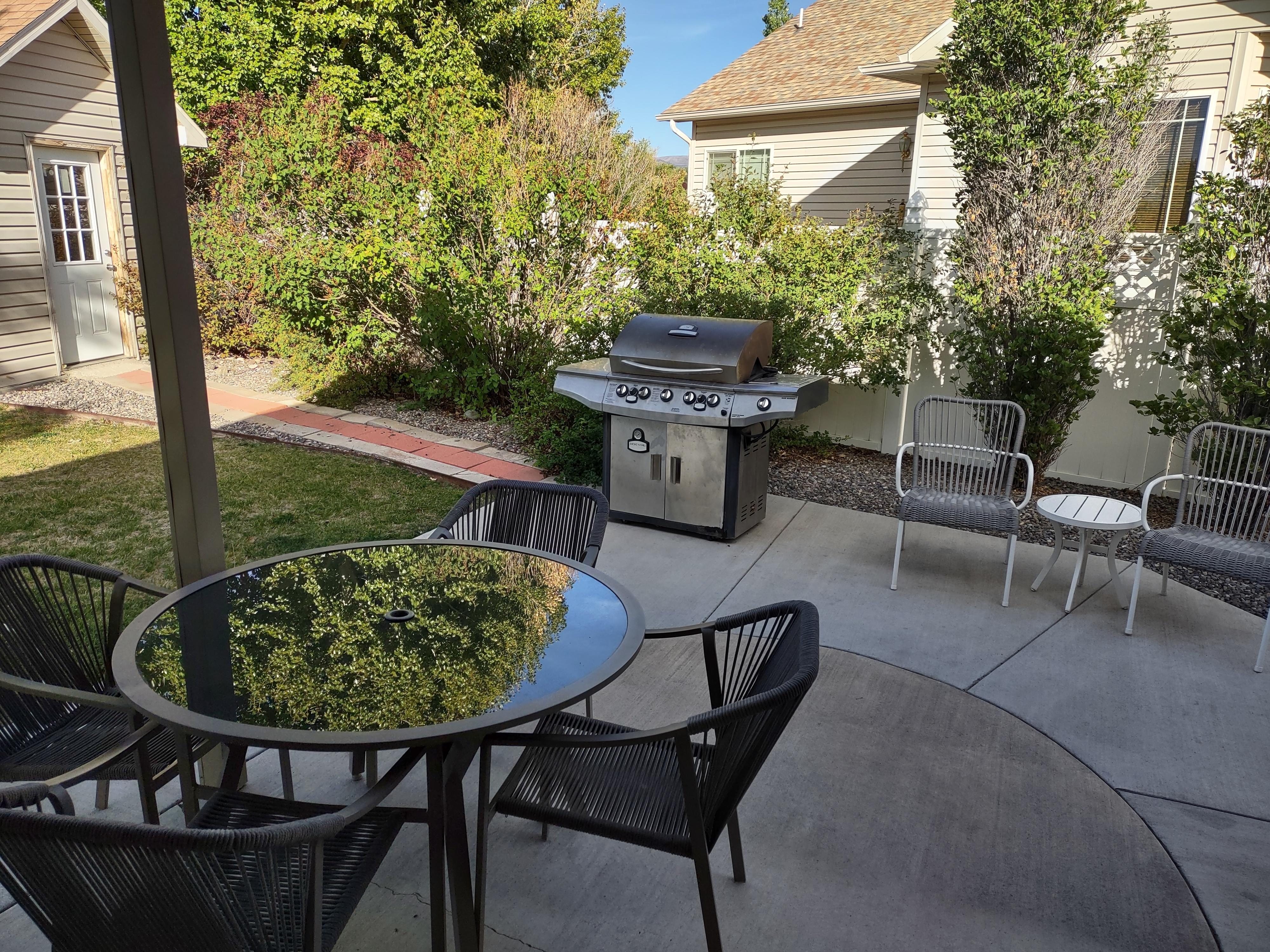 Great backyard patio to enjoy a meal!