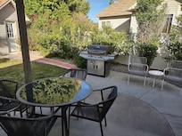 Great backyard patio to enjoy a meal!