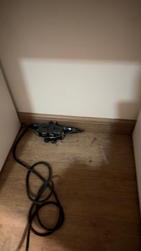 Atrás do frigobar, sujo e com baratinhas.