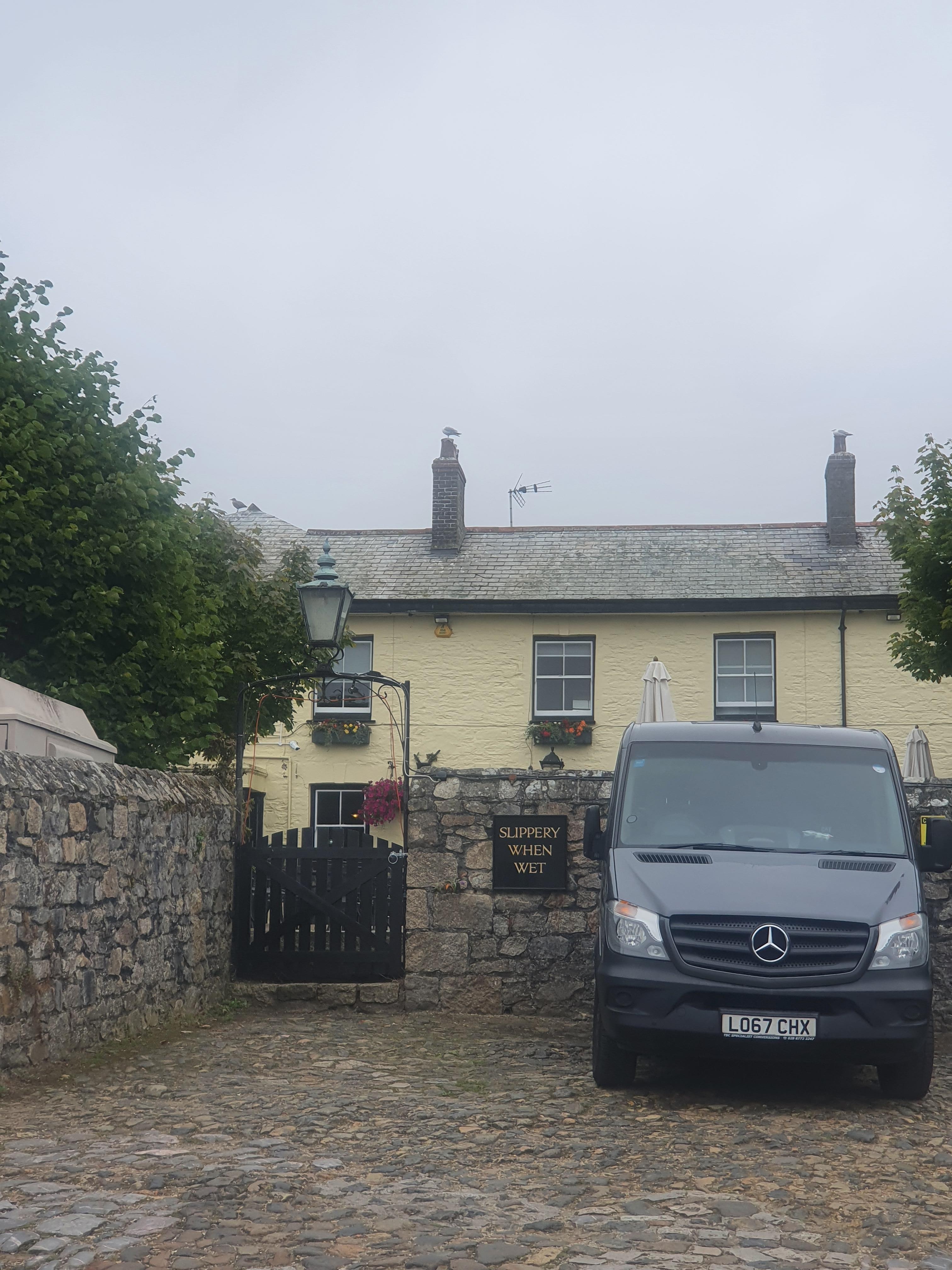 Vackert hotell med stor parkering