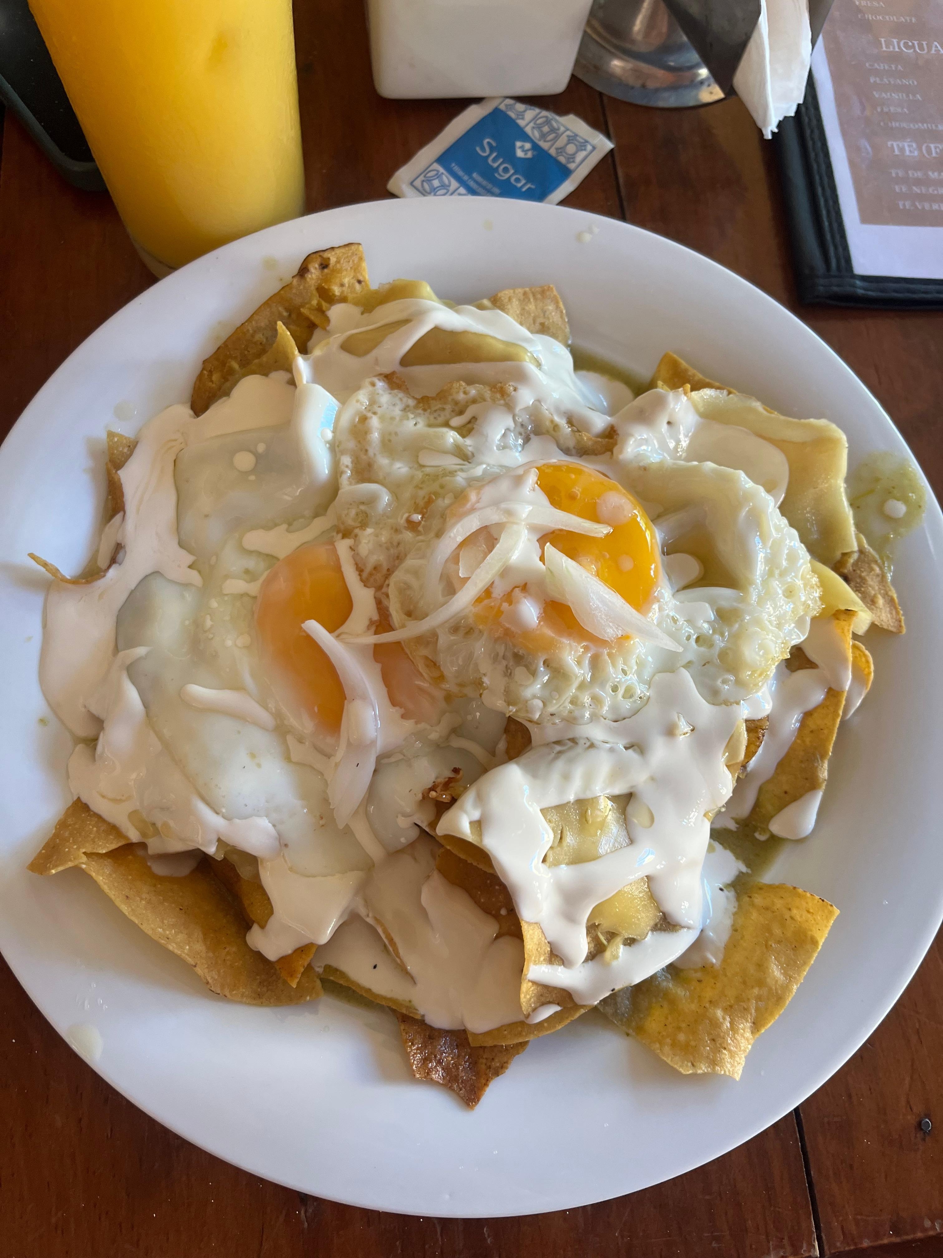Recomiendo los chilaquiles en salsa verde con huevo! Deliciosos 