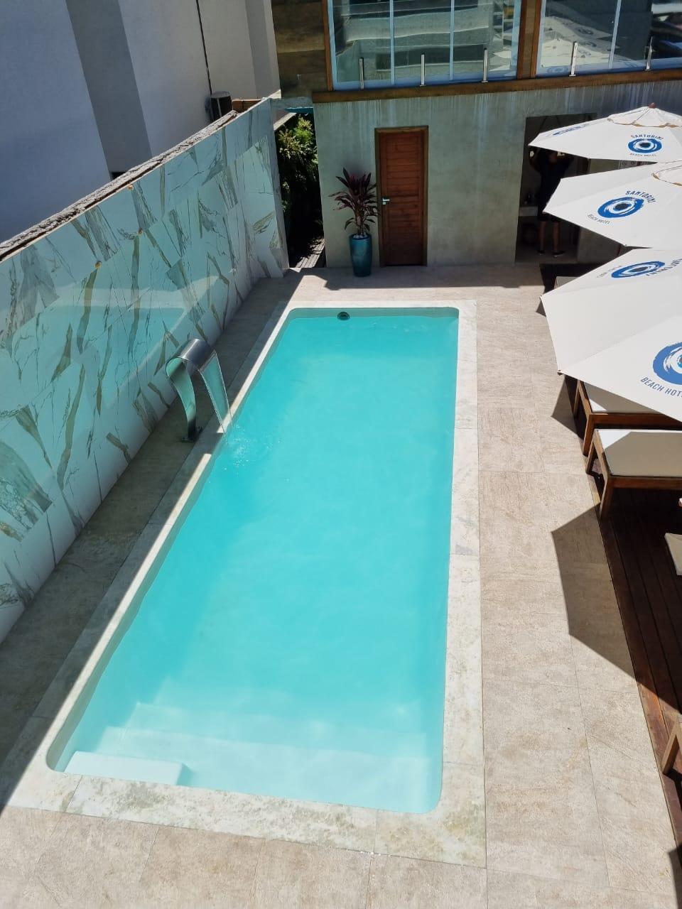 Piscina entre os quartos e o restaurante