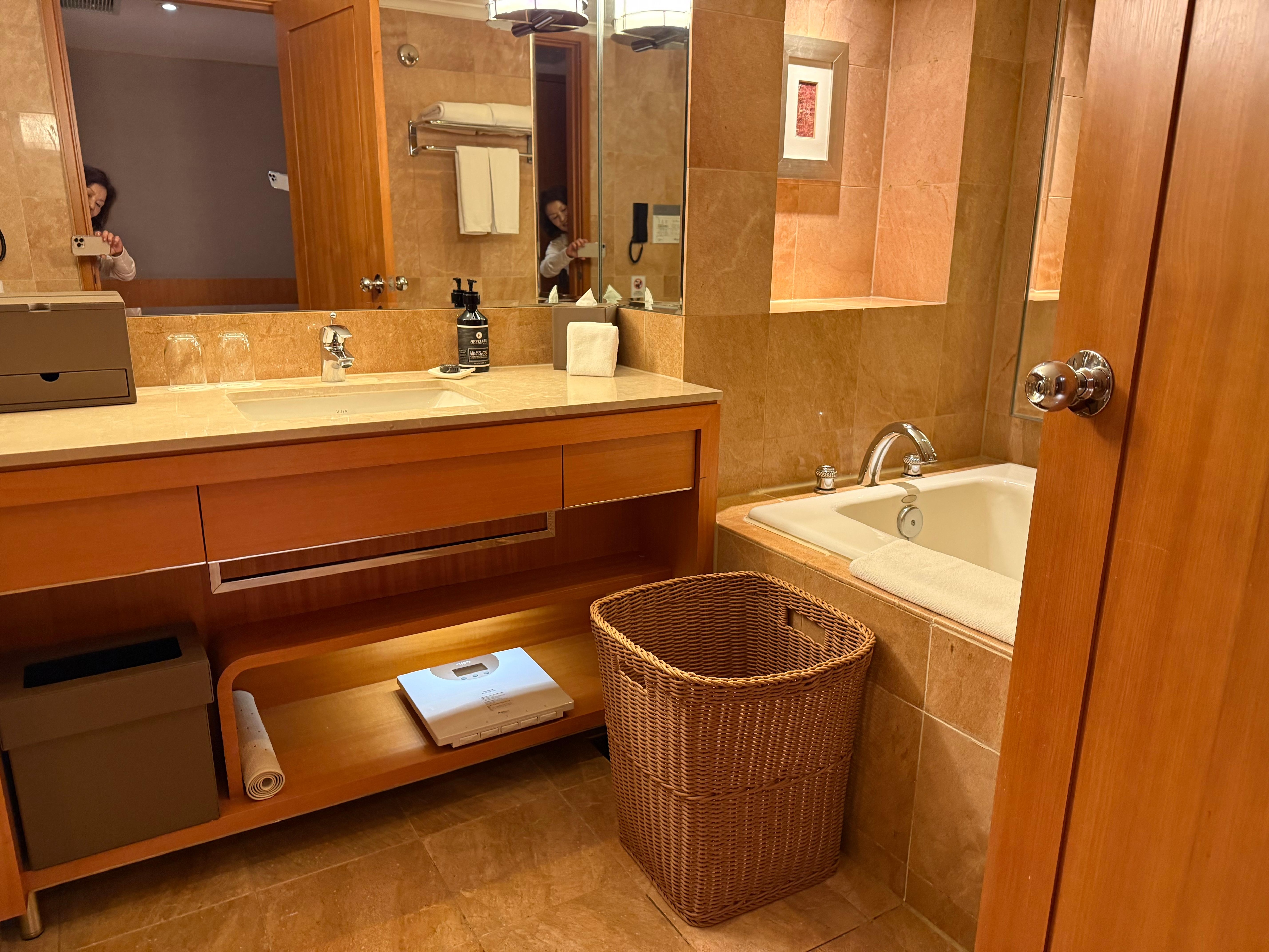 バスルーム。左側にシャワーブース