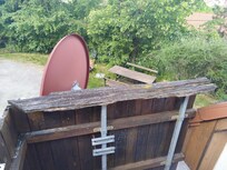 Balkonbrüstung mit morschen Brettern
