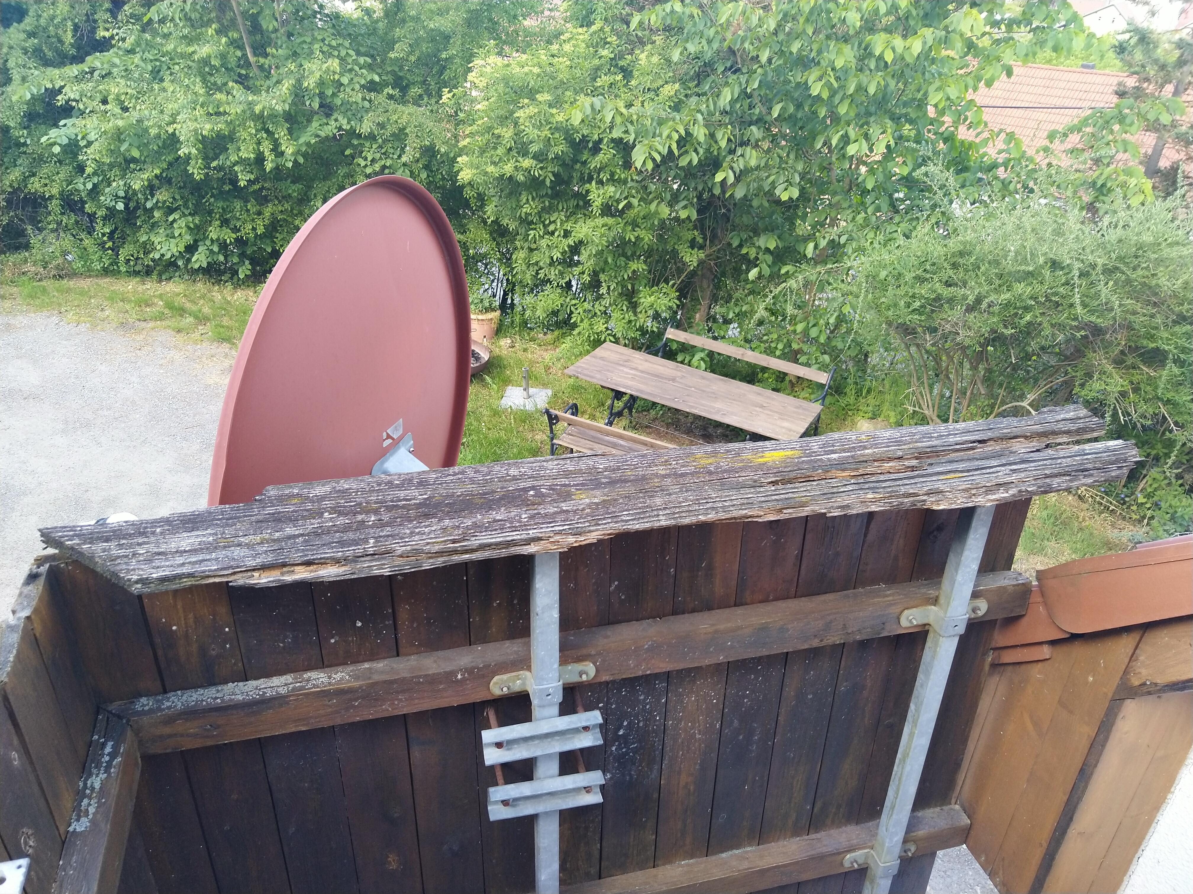 Balkonbrüstung mit morschen Brettern