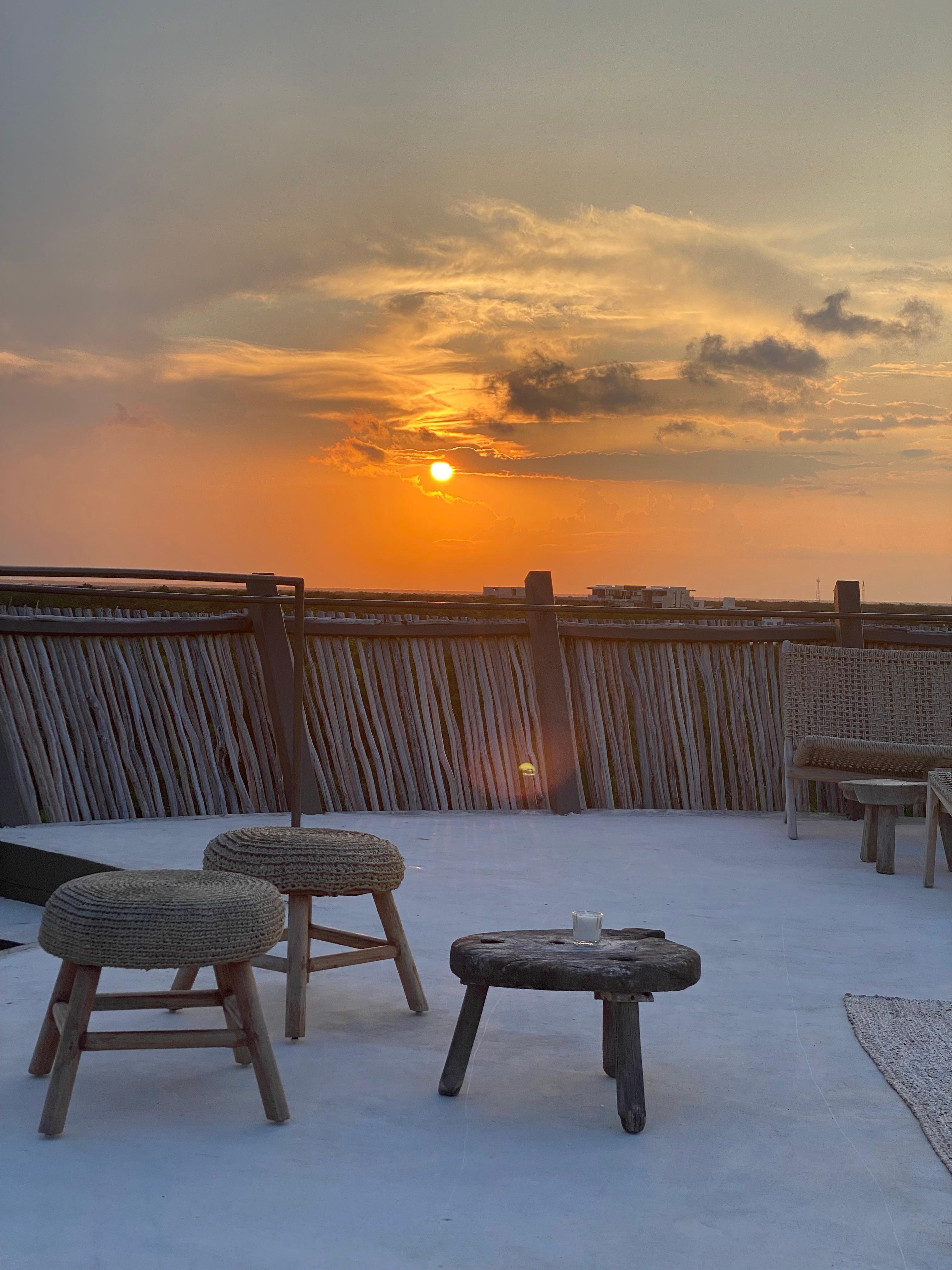 Vista del atardecer desde una torre del hotel