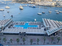 Vu de la chambre et piscine hôtel ( en face à deux pas )