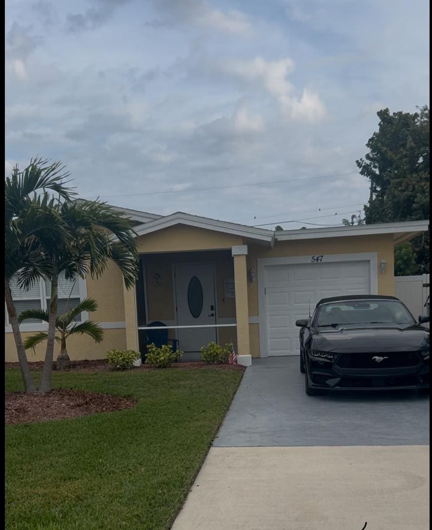 Front of the house... adorable :)