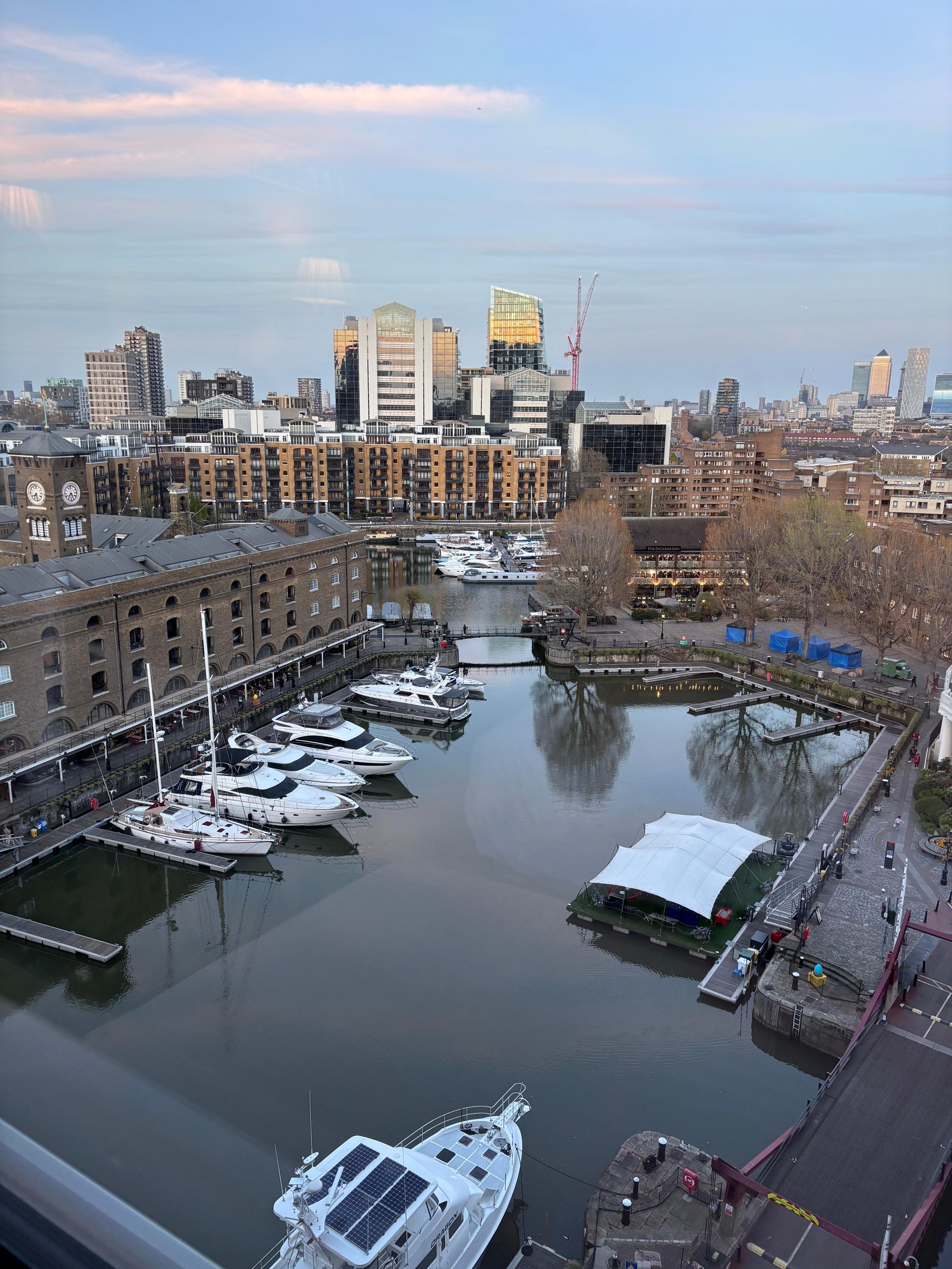 St. Katharine Docks. Utsikt fra rommet i 10. etasje. 