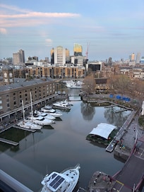 St. Katharine Docks. Utsikt fra rommet i 10. etasje.