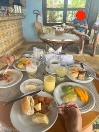 Café da manhã maravilhoso! Sucos variados, frutas, frios, pães, bolos, tapioca, quentes, toppings e muito mais.