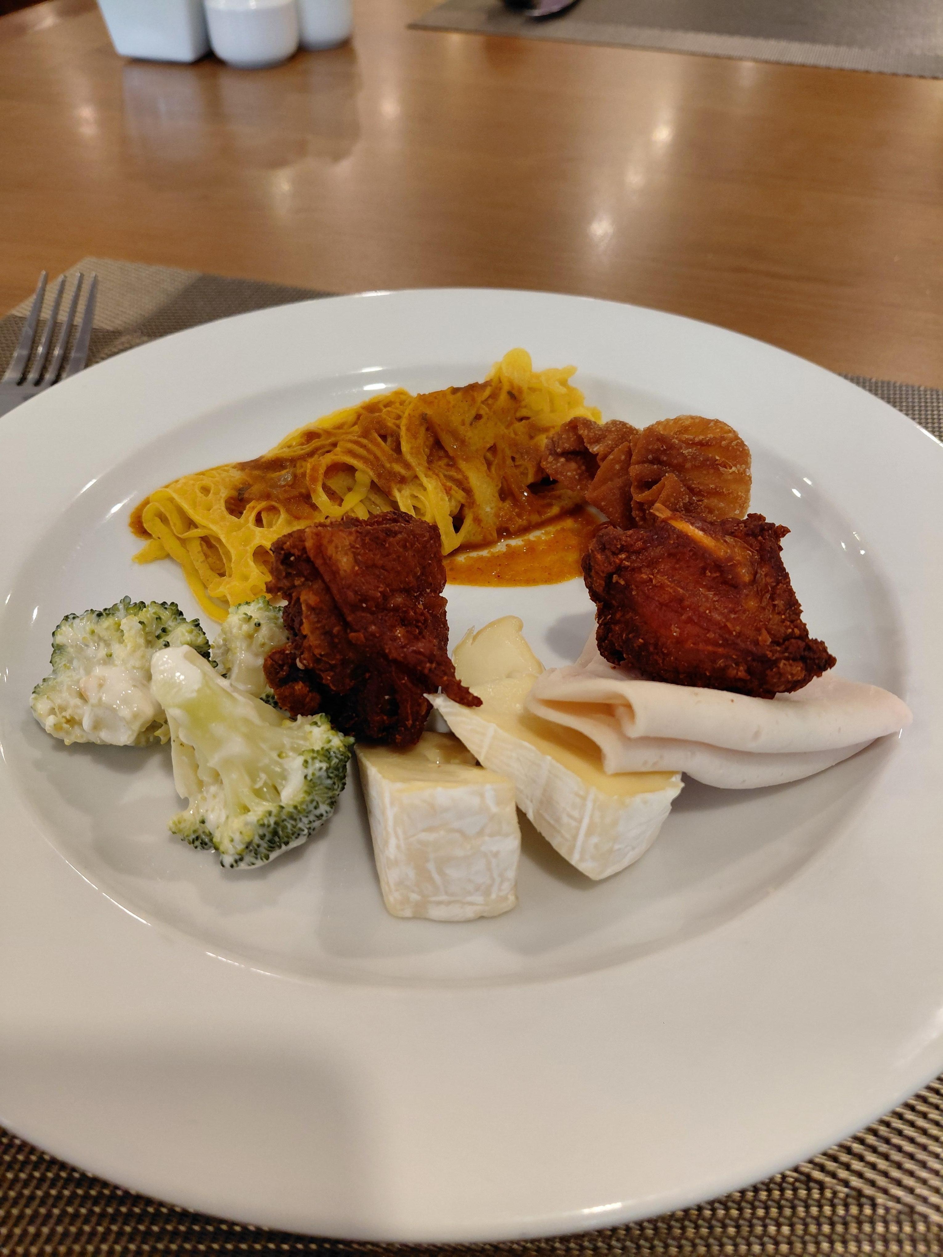 Yummy dishes served at the breakfast buffet. 