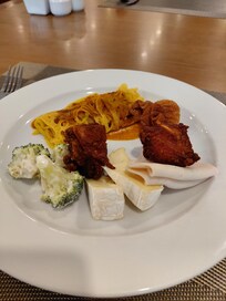 Yummy dishes served at the breakfast buffet.