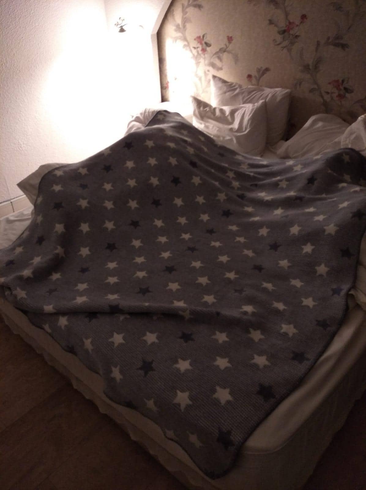 2 kişilik odada verilen battaniyenin boyutu bu. 