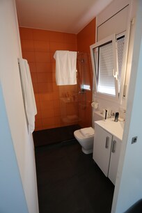 Brausekopf fiel immer aus der Halterung. Dadurch Spritzwasser, was sich im Bad verteilte. Eine Lampe defekt.