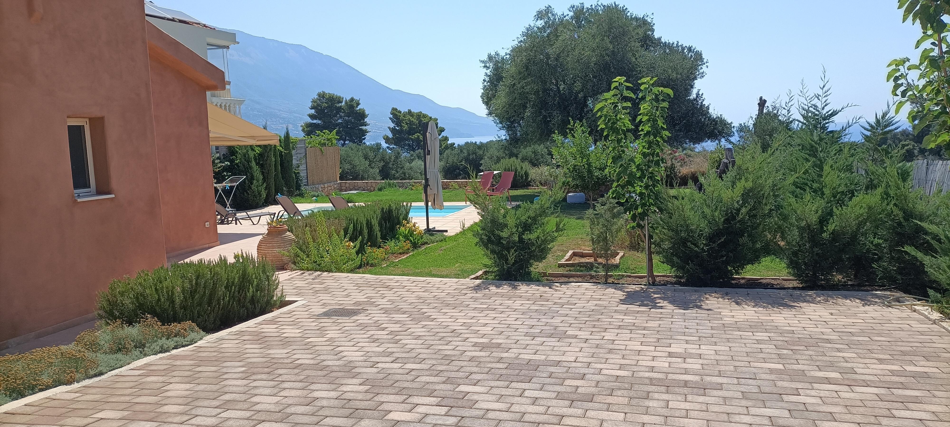 Giardino, posto auto e vista mare
