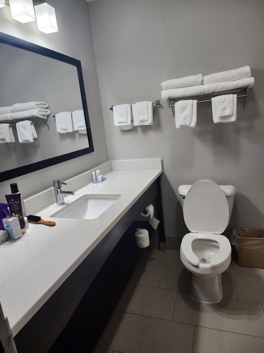 2 Queen Bedroom bathroom