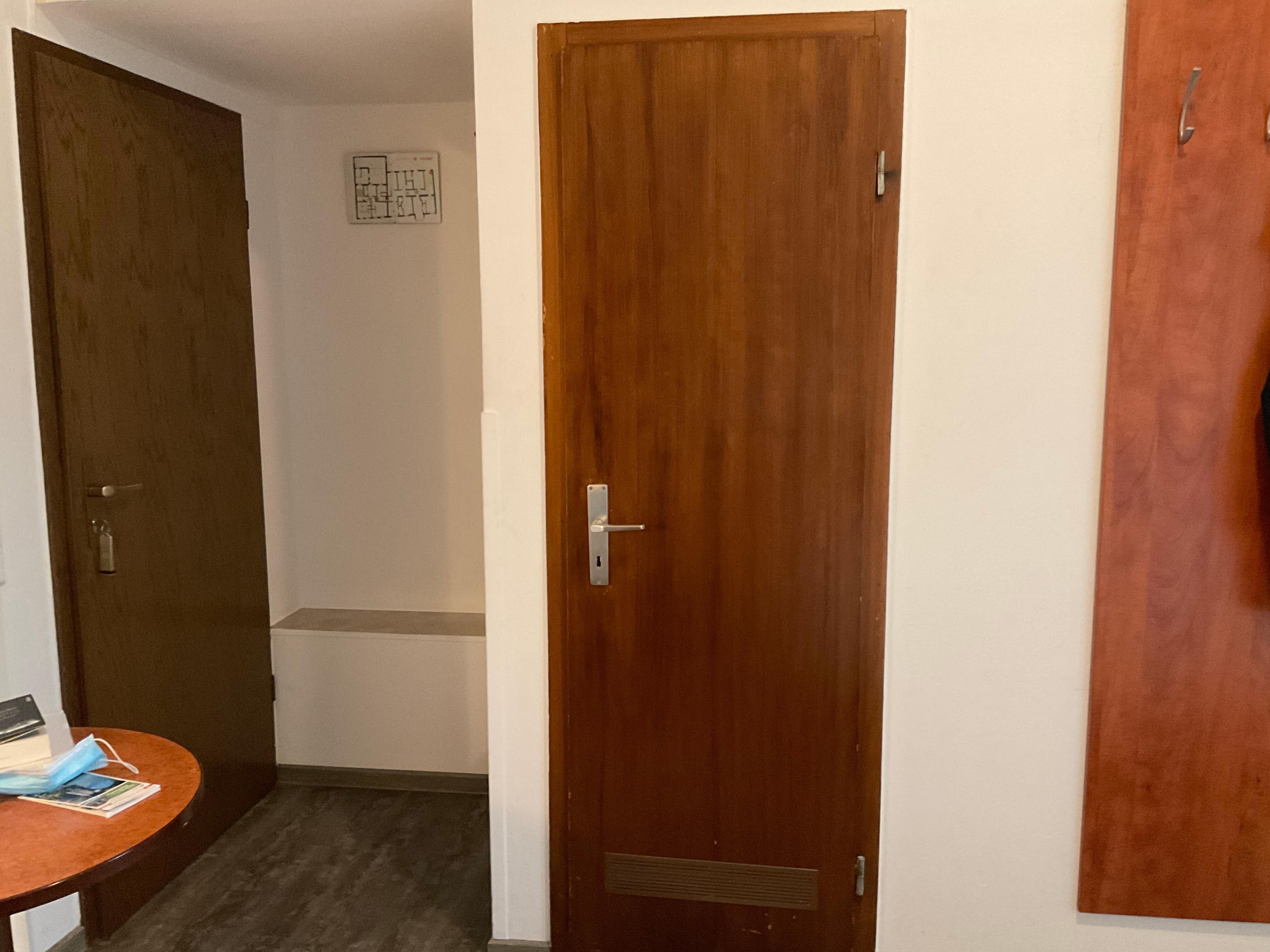 Eingang mit rechts die Schranktoilette