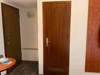 Eingang mit rechts die Schranktoilette