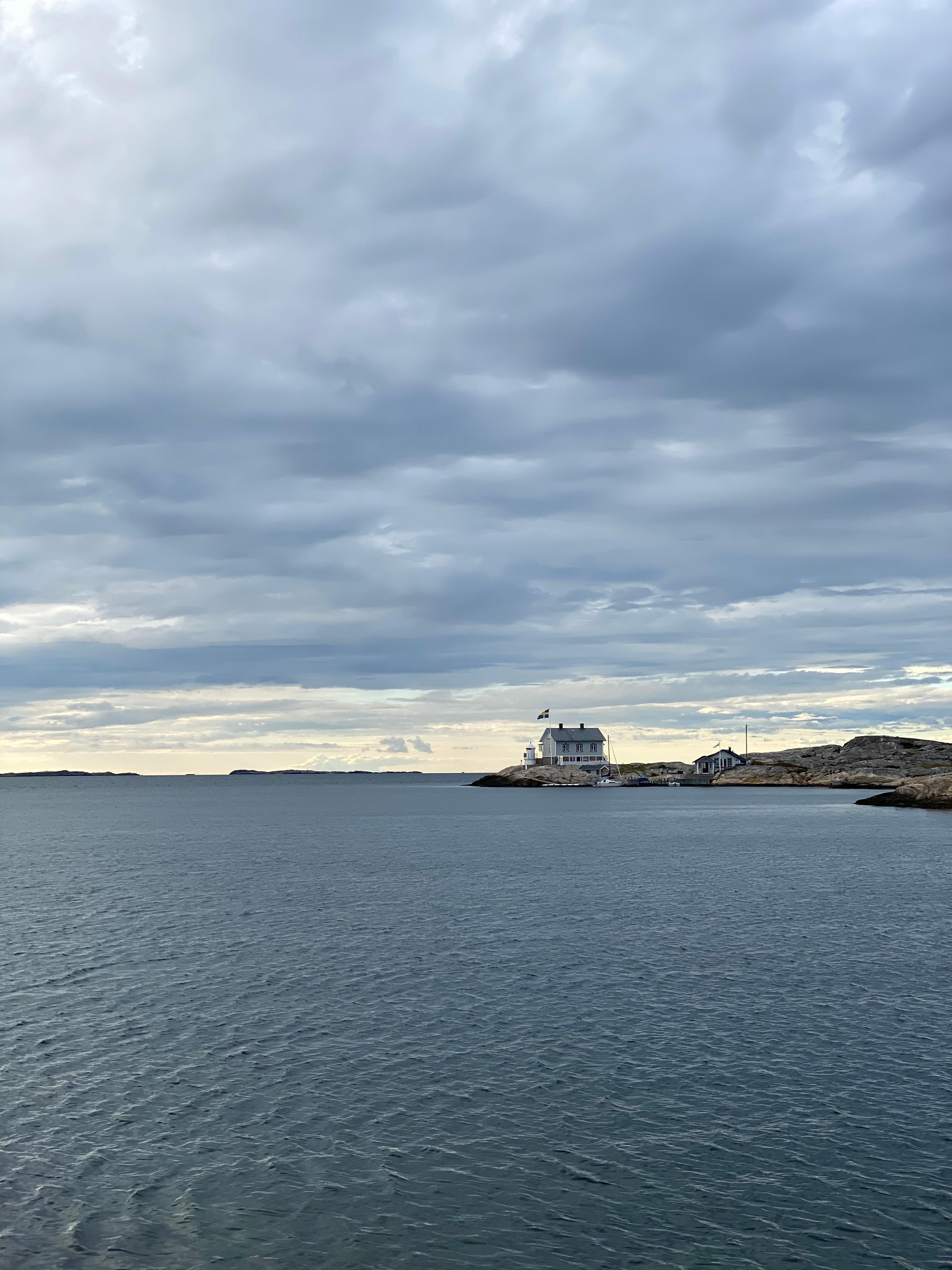 Utsikt mot havet från kajen